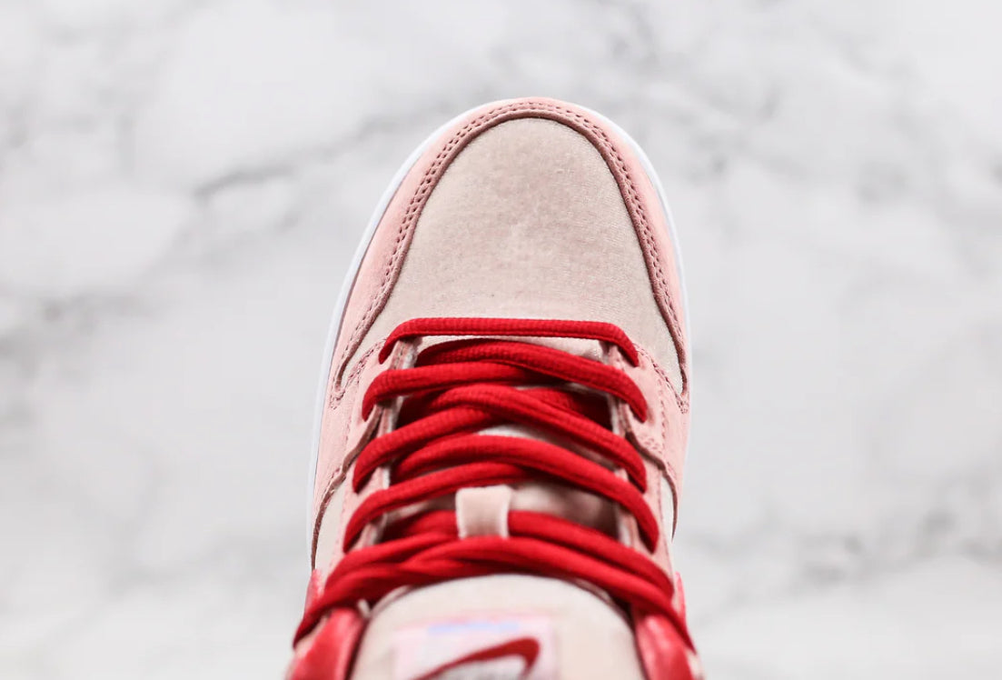 Nike SB Dunk Low
Strangelove