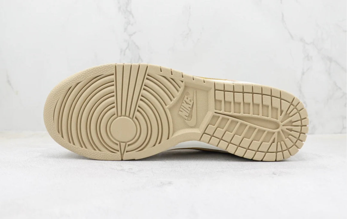 Nike Dunk Low Phantom
Metallic Gold